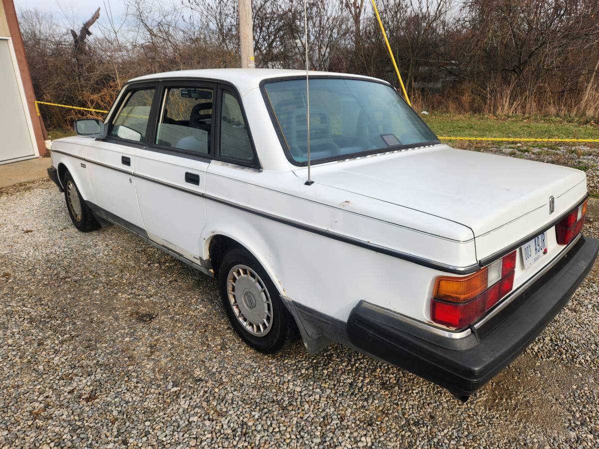 Volvo-240-1993-white-2