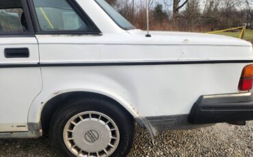 Volvo-240-1993-white-3
