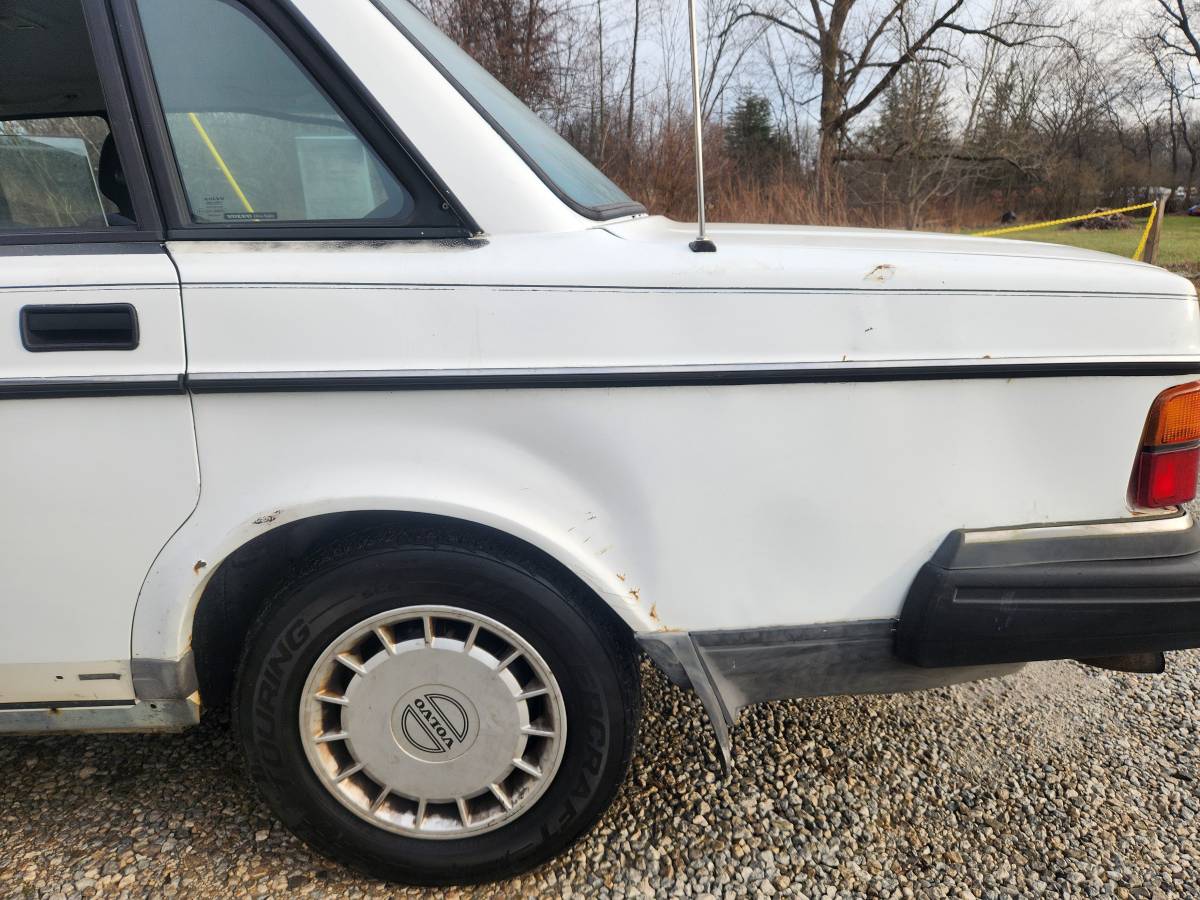 Volvo-240-1993-white-3