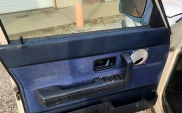 Volvo-240-1993-white-4