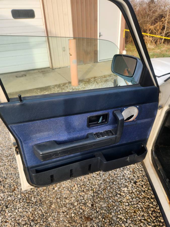 Volvo-240-1993-white-4