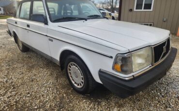 Volvo-240-1993-white-5