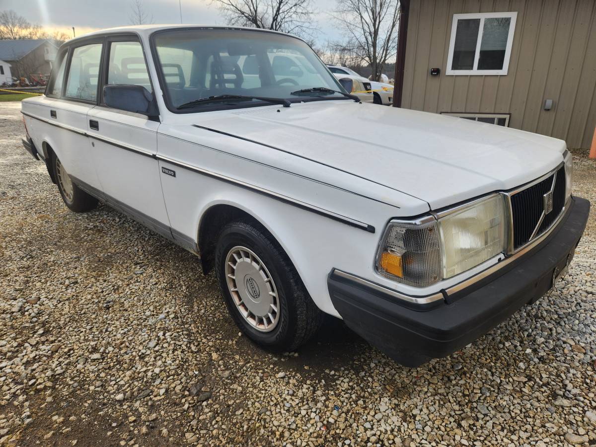 Volvo-240-1993-white-5