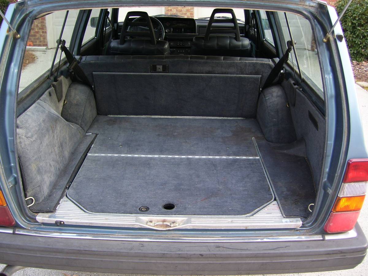 Volvo-240-series-1985-blue-3