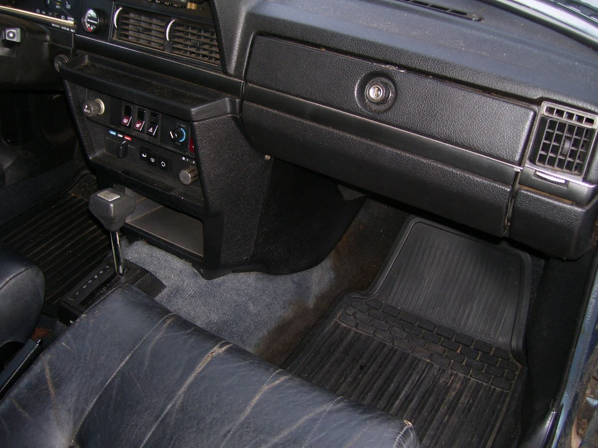 Volvo-240-series-1985-blue-4