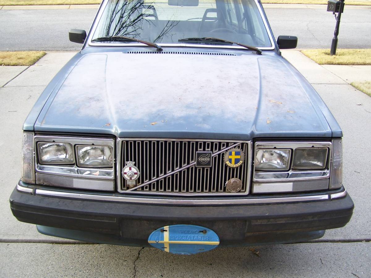 Volvo-240-series-1985-blue