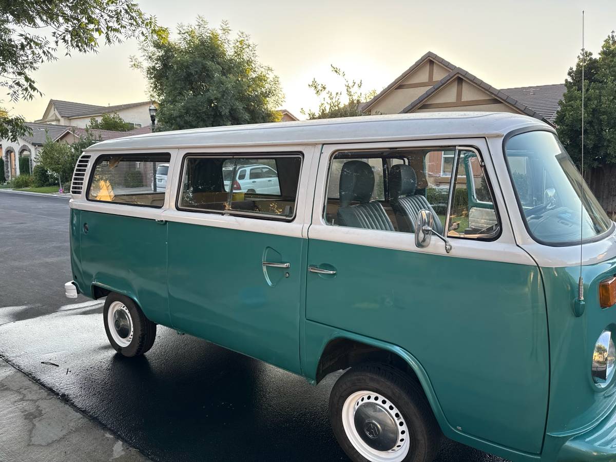 Vw-bus-1977-blue-2