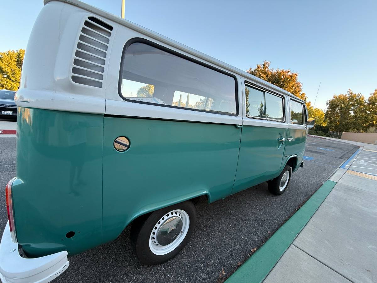 Vw-bus-1977-blue-9