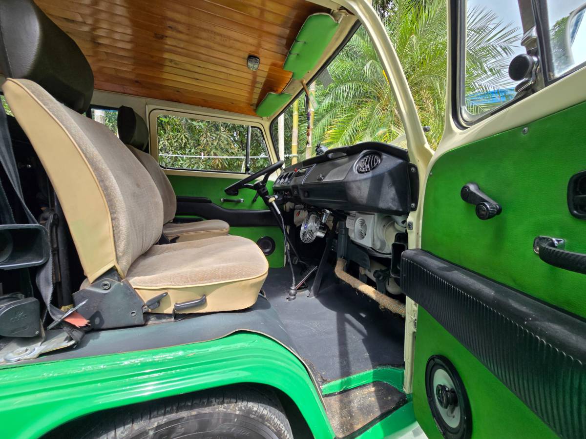 Vw-kombi-bus-1974-green-9