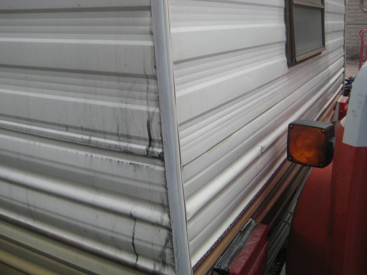 Wilderness-fleetwood-camp-trailer-1986-white-2