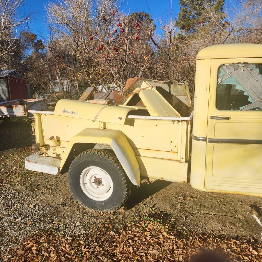 Willys-pickup-1960-yellow-1