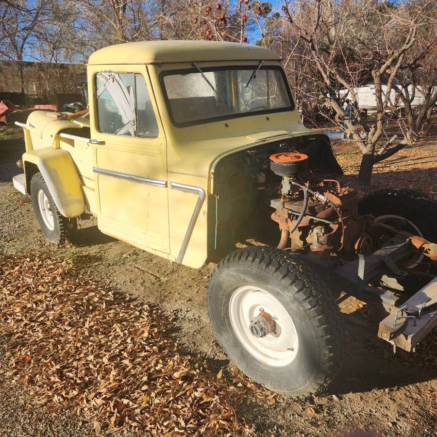 Willys-pickup-1960-yellow