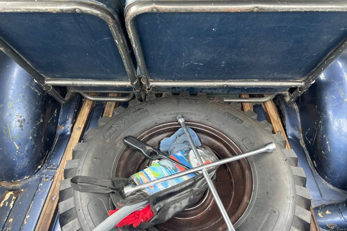 Willys-wagon-1956-blue-12