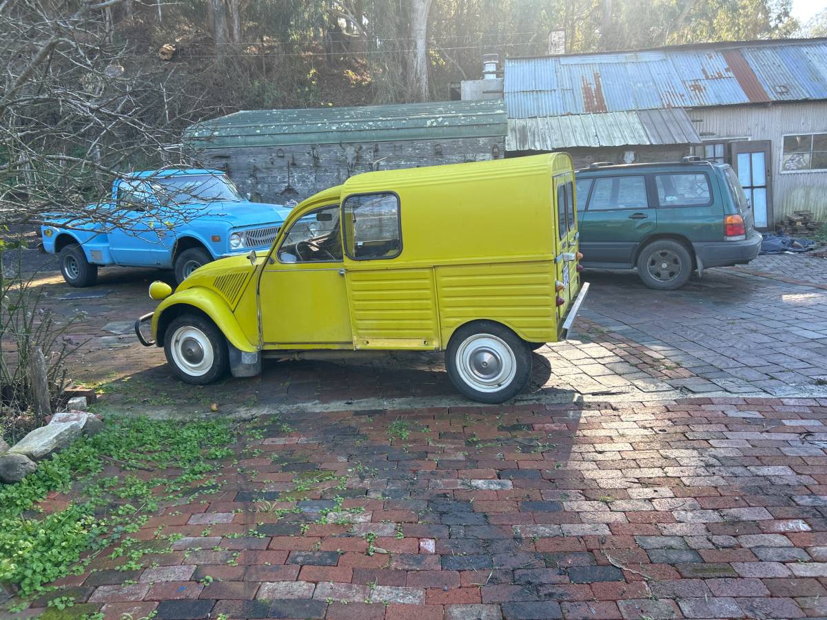 2-door-citroen-delivery-wagon-1974-yellow-1