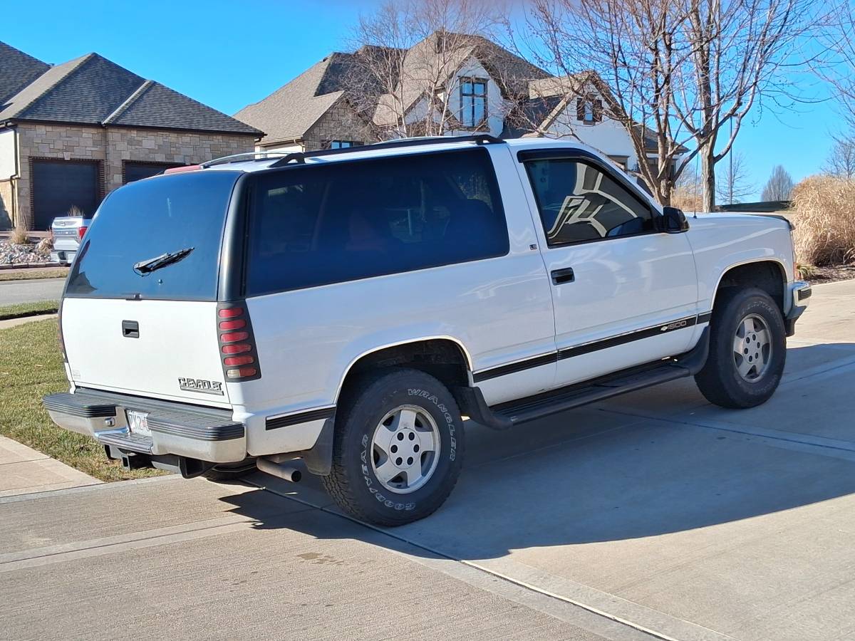 2-door-tahoe-1995-white-1
