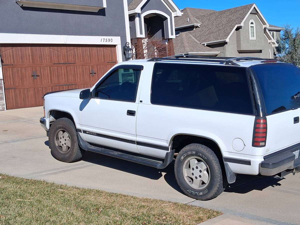 2-door-tahoe-1995-white-3