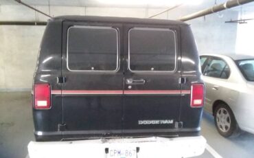 250-dodge-ram-318-motor-automatic-1989-black-1