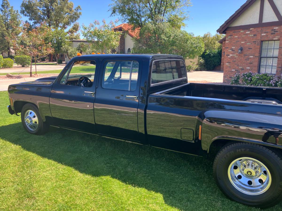 4dr-dually-1976-black-11