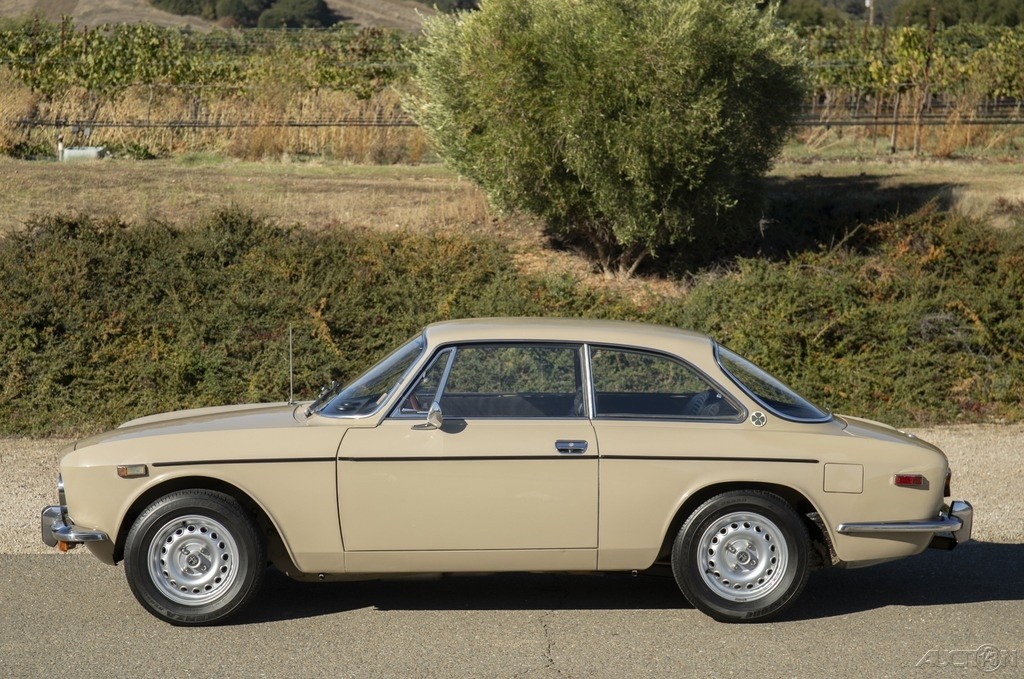 Alfa-Romeo-GTV-1973-Coupe-1