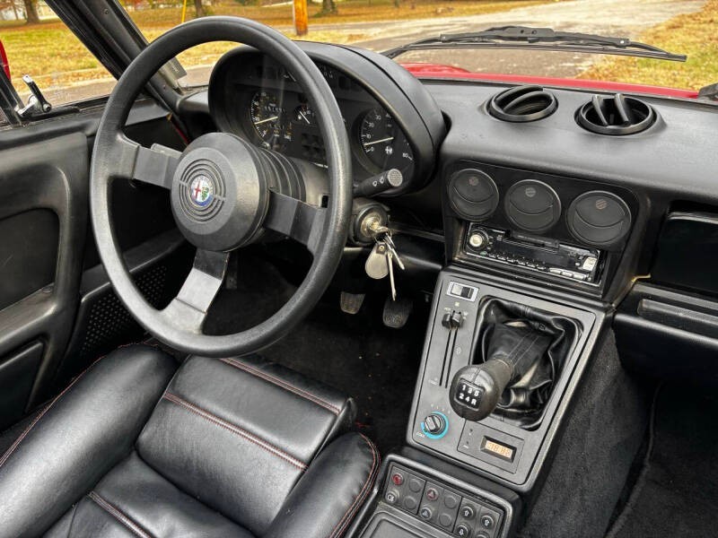 Alfa-Romeo-Spider-1988-Convertible-24