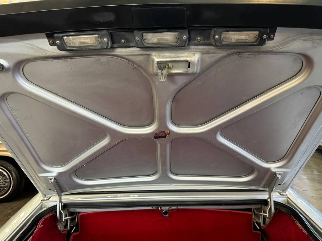 Alfa-romeo-spider-1987-silver-28