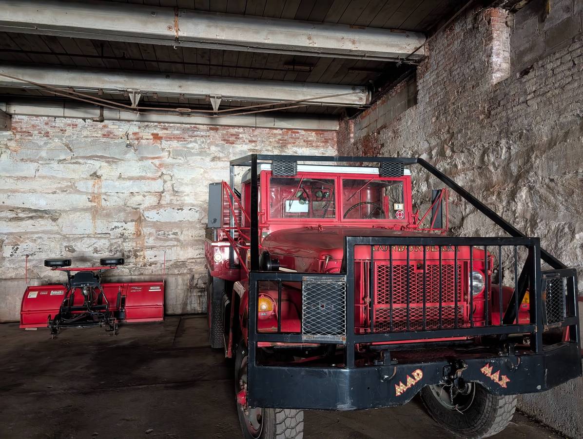 Am-general-diesel-1983-red-4