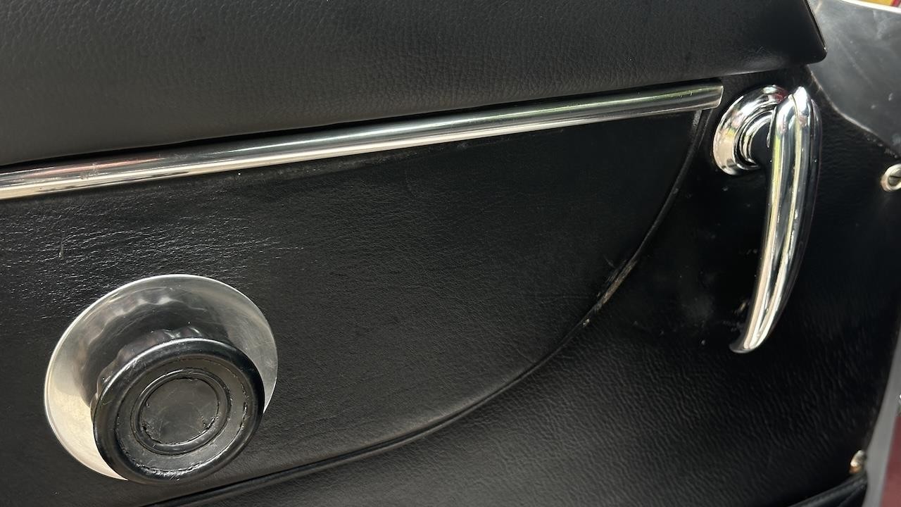 Aston-Martin-DB6-1967-19