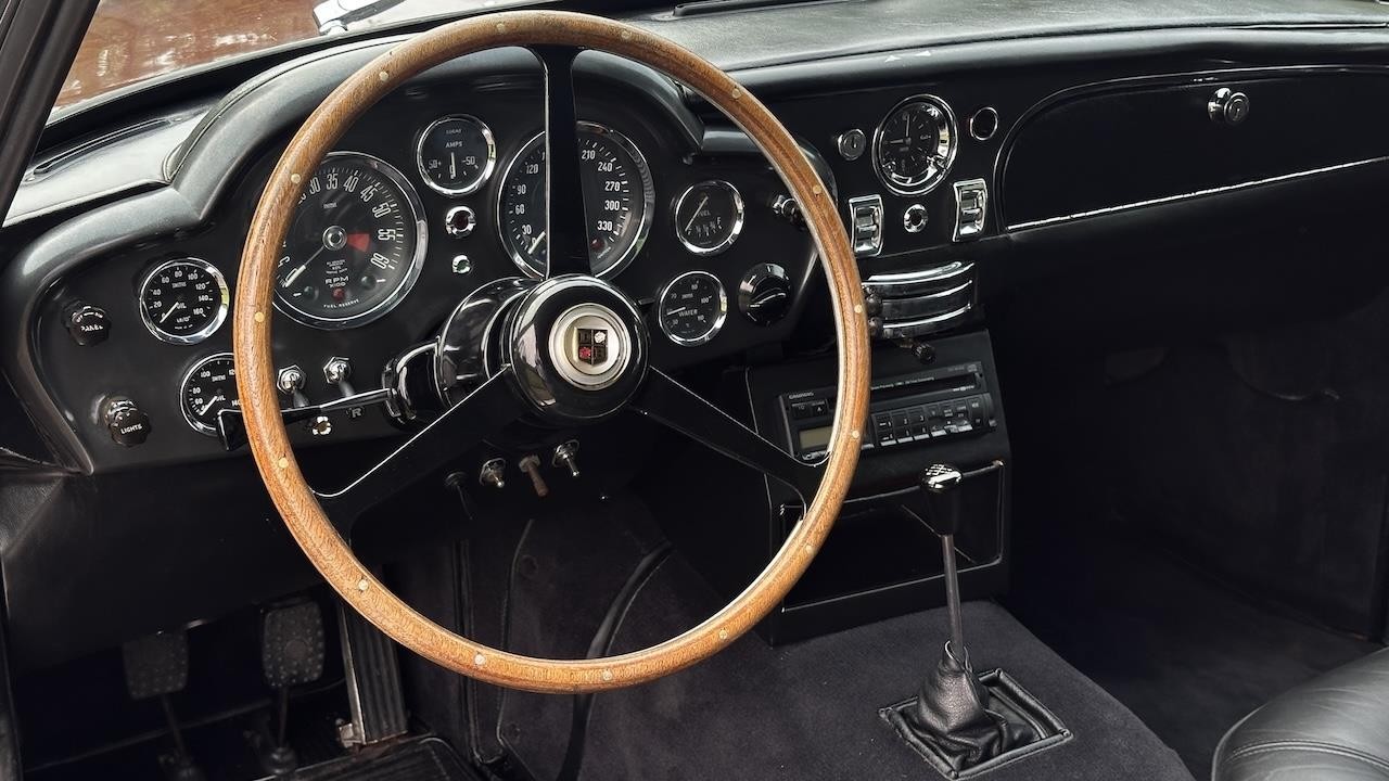 Aston-Martin-DB6-1967-21