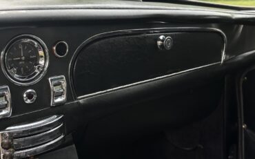 Aston-Martin-DB6-1967-24