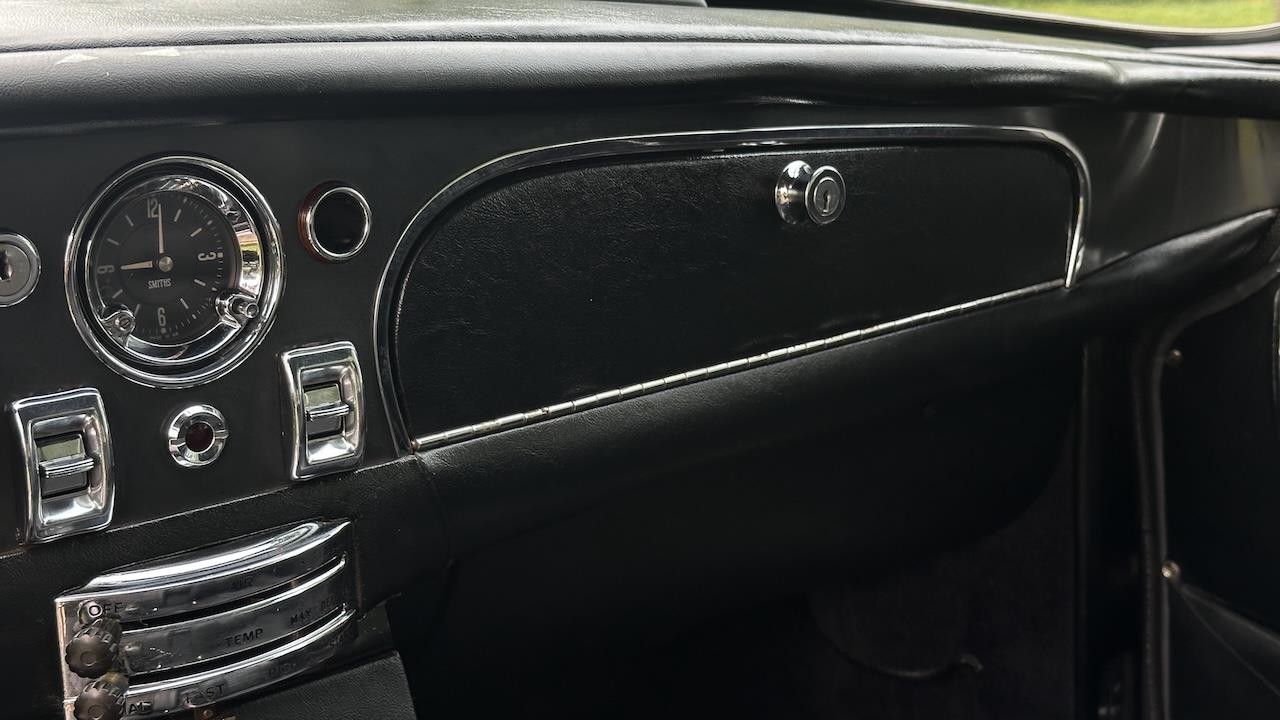 Aston-Martin-DB6-1967-24