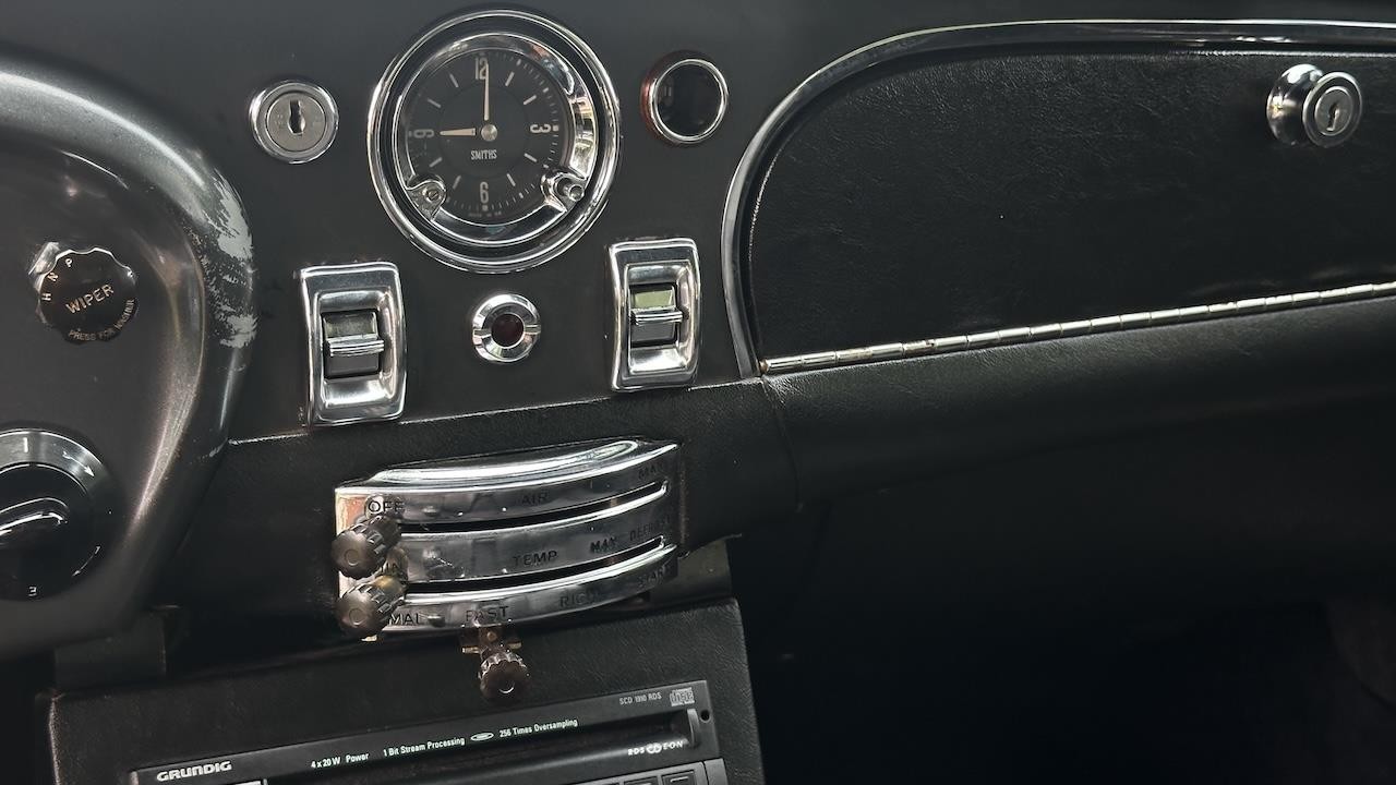 Aston-Martin-DB6-1967-25