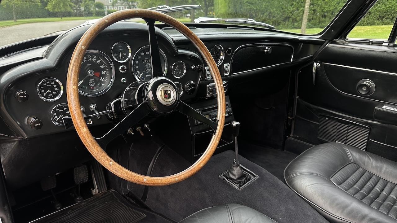Aston-Martin-DB6-1967-38