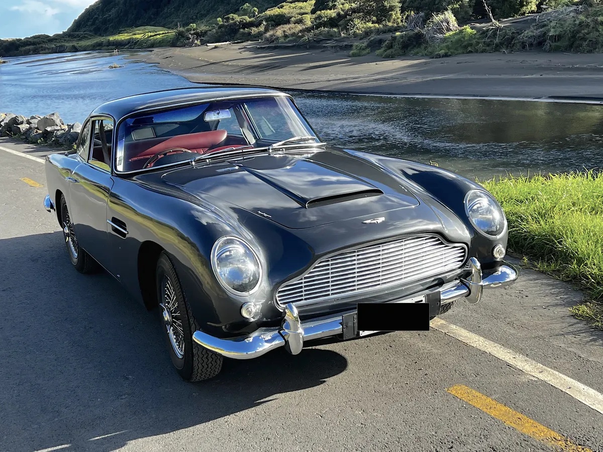 Aston-martin-Db5-1964-Gray-Red-4