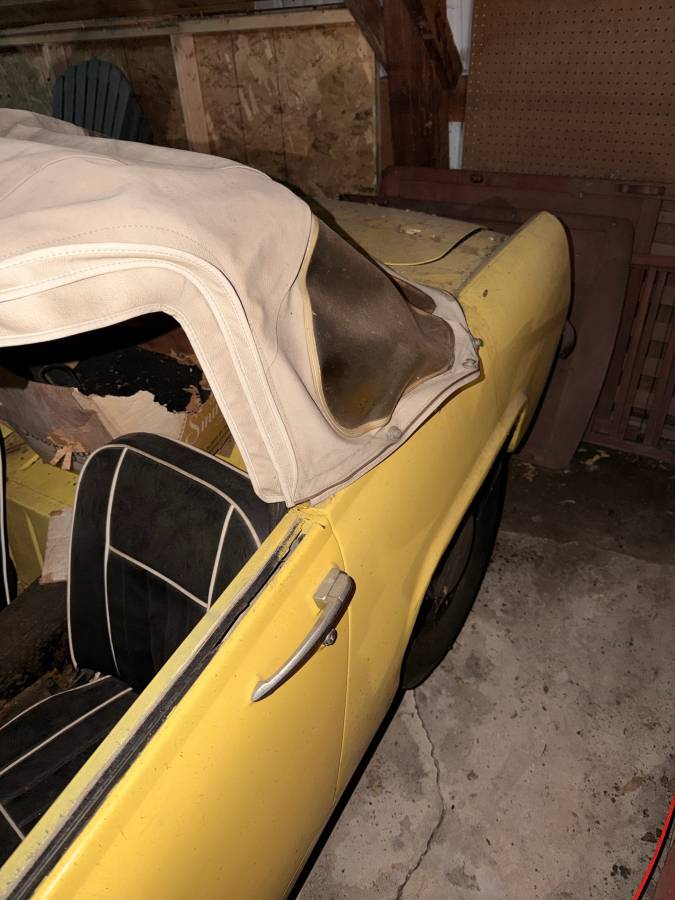 Austin-sprite-convertinle-1968-yellow-1