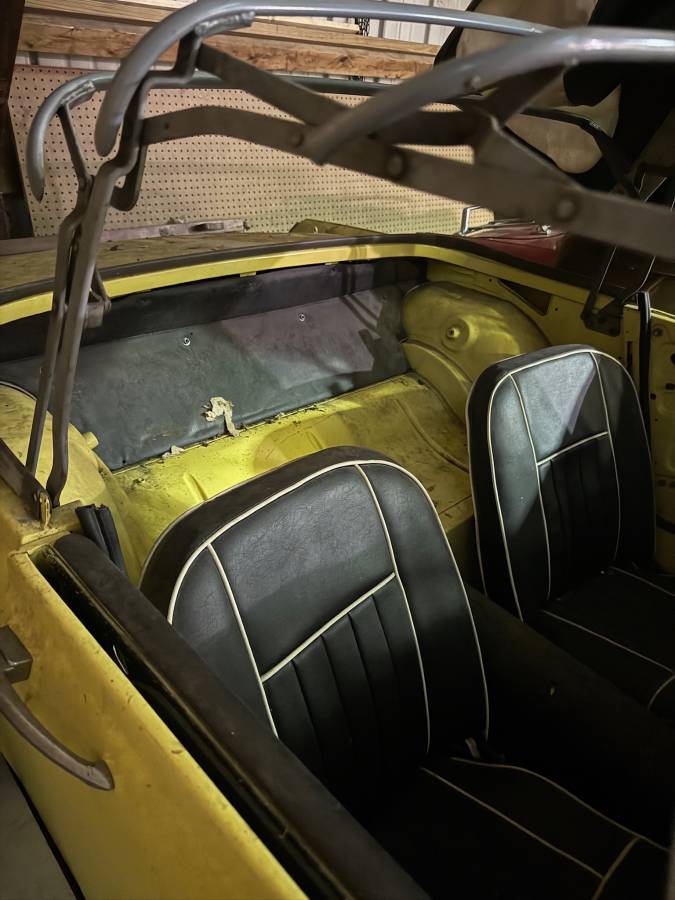 Austin-sprite-convertinle-1968-yellow-10