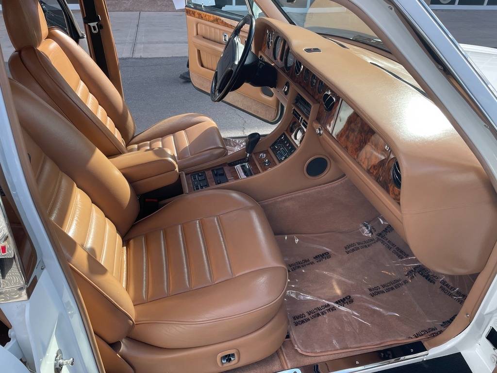 Bentley-turbo-r-1994-white-33