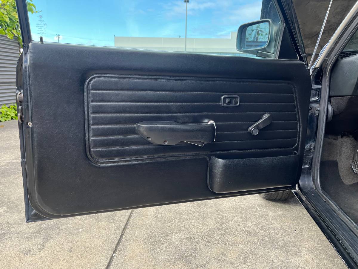 Bmw-320i-1983-black-16