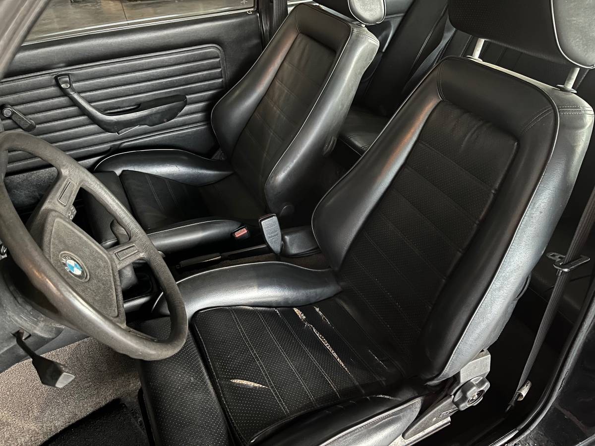 Bmw-320i-1983-black-2