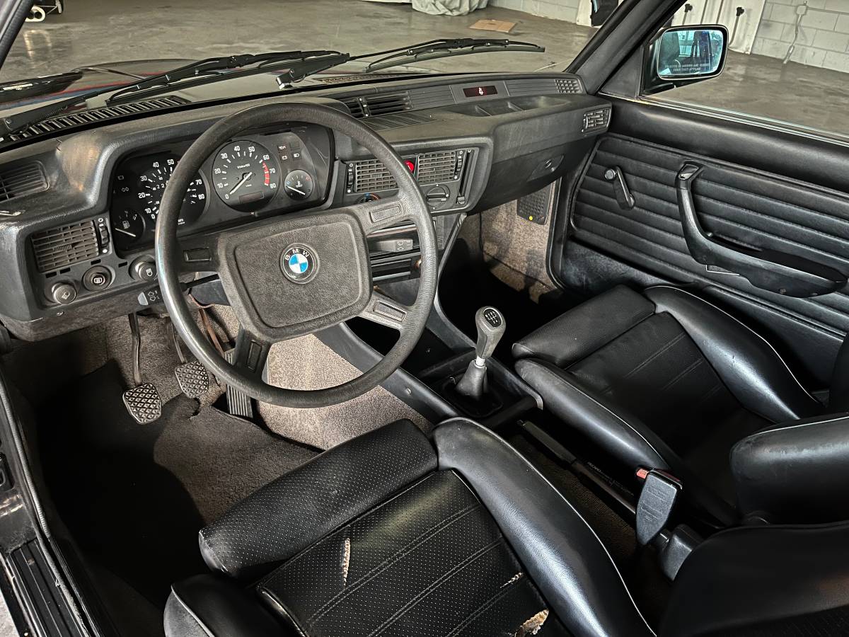 Bmw-320i-1983-black-3