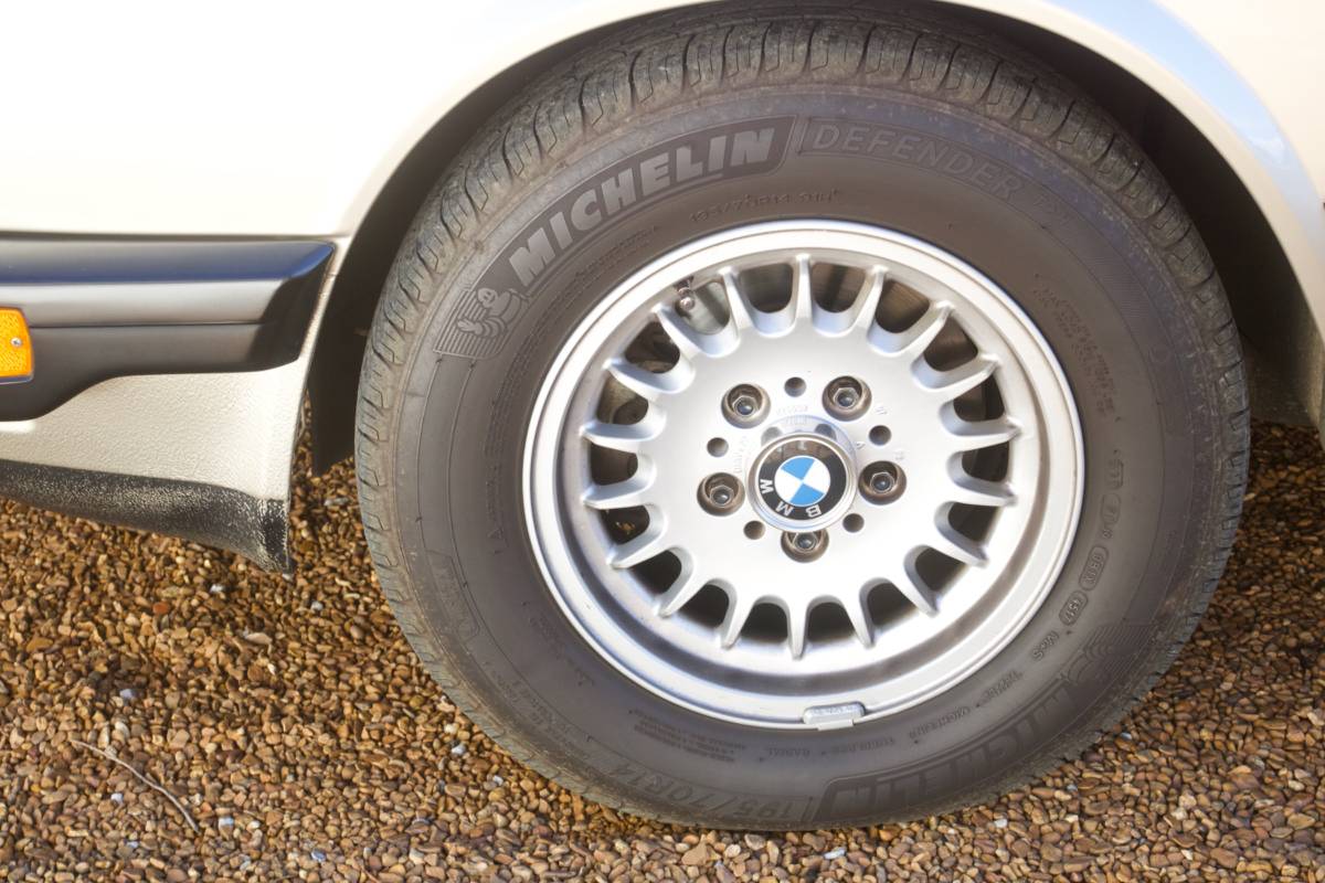 Bmw-528e-1986-silver-19