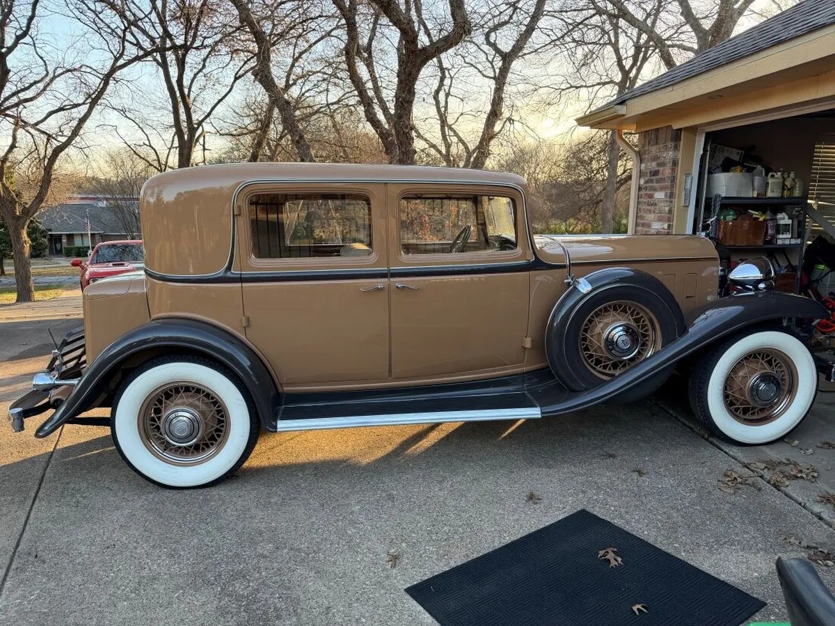 Buick-91-1932-Tan-Body-Brown-Fenders-Tan-1