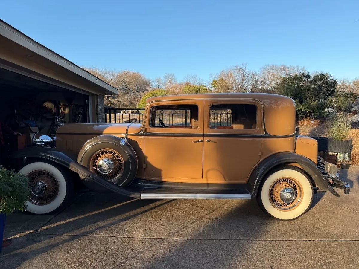 Buick-91-1932-Tan-Body-Brown-Fenders-Tan-2