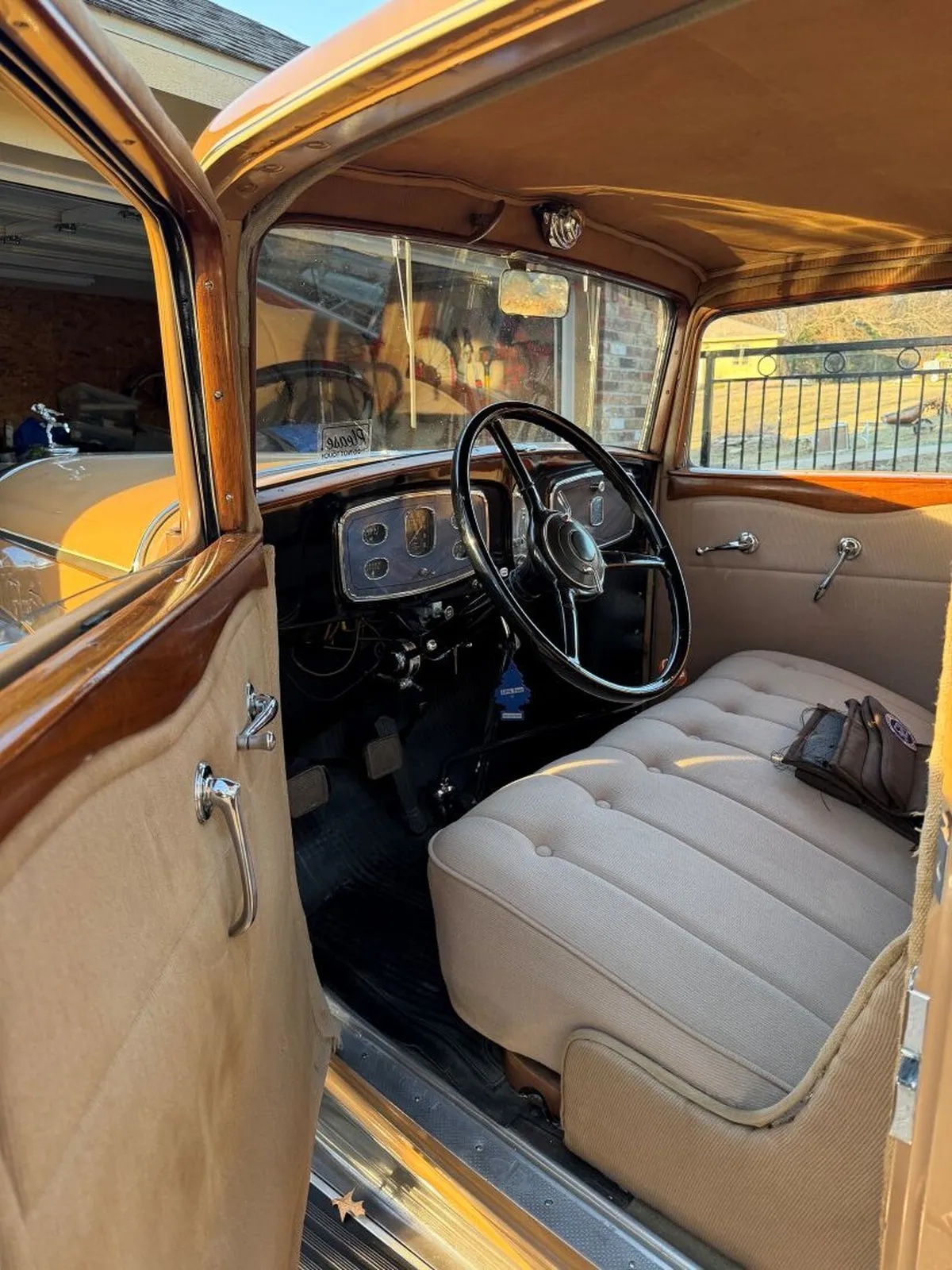 Buick-91-1932-Tan-Body-Brown-Fenders-Tan-4