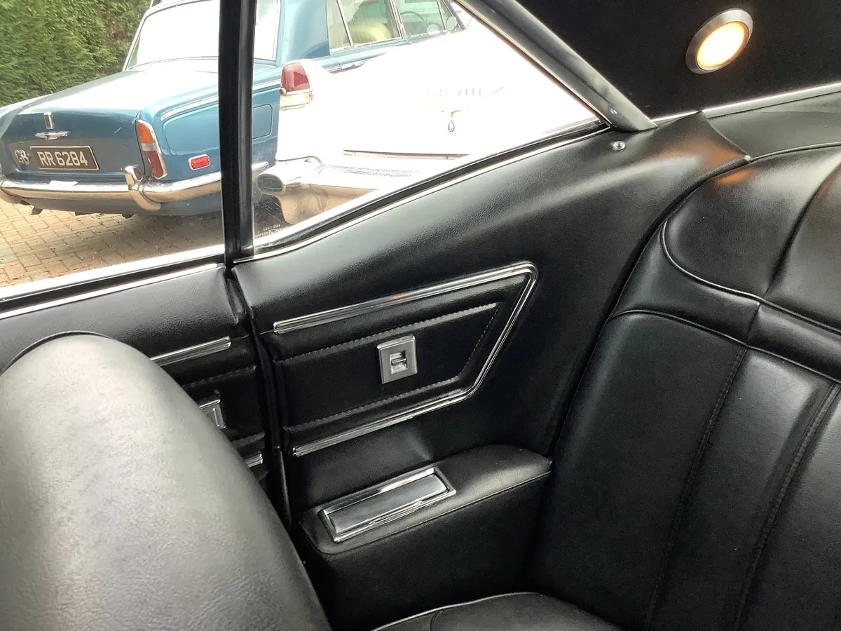 Buick-Riviera-1968-Gold-Black-16