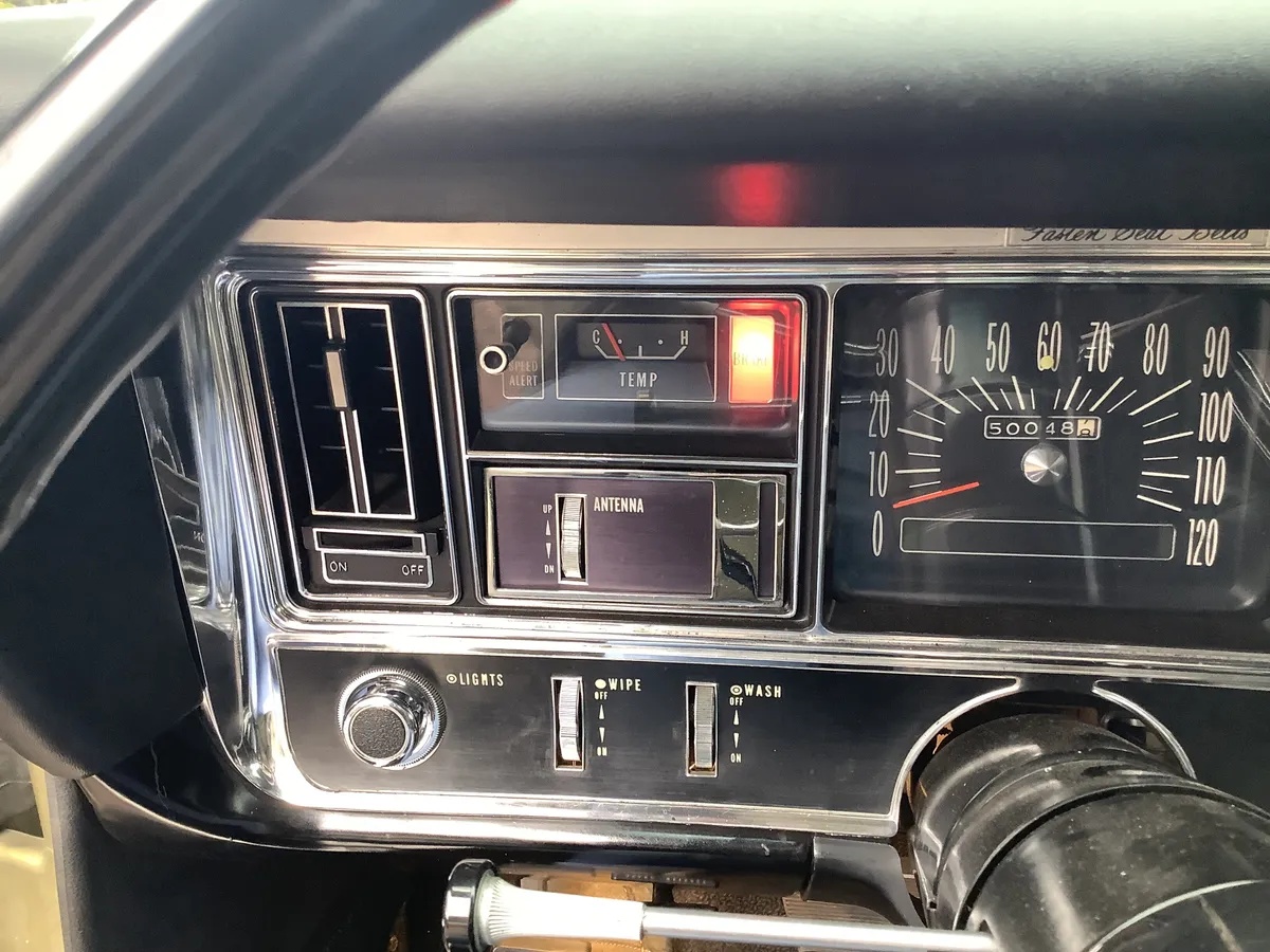 Buick-Riviera-1968-Gold-Black-17