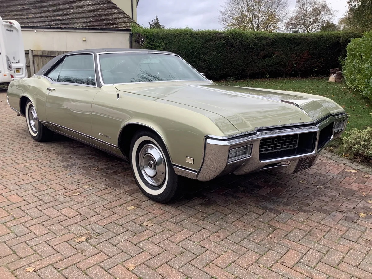 Buick-Riviera-1968-Gold-Black-18