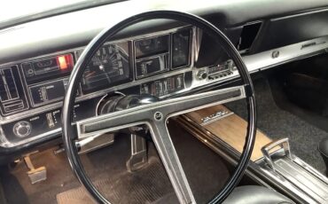 Buick-Riviera-1968-Gold-Black-2