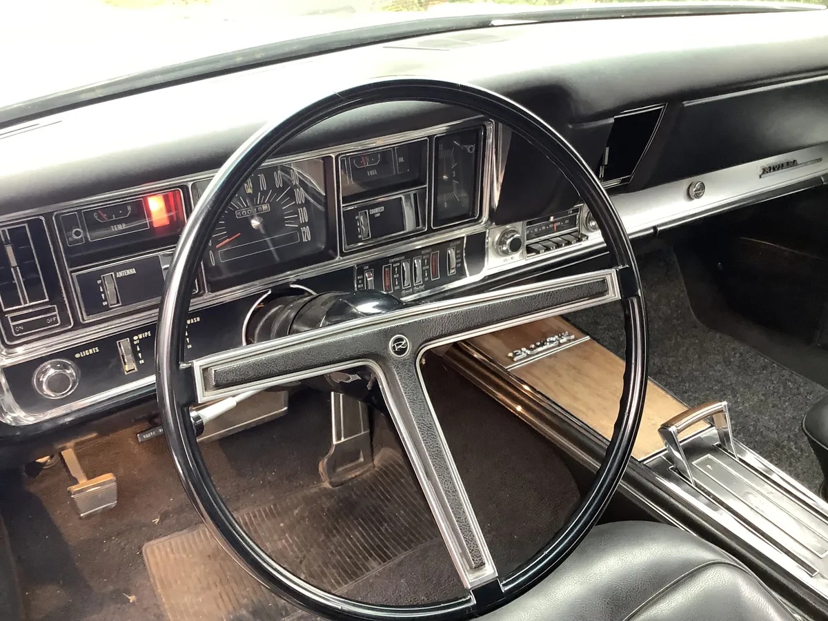 Buick-Riviera-1968-Gold-Black-2