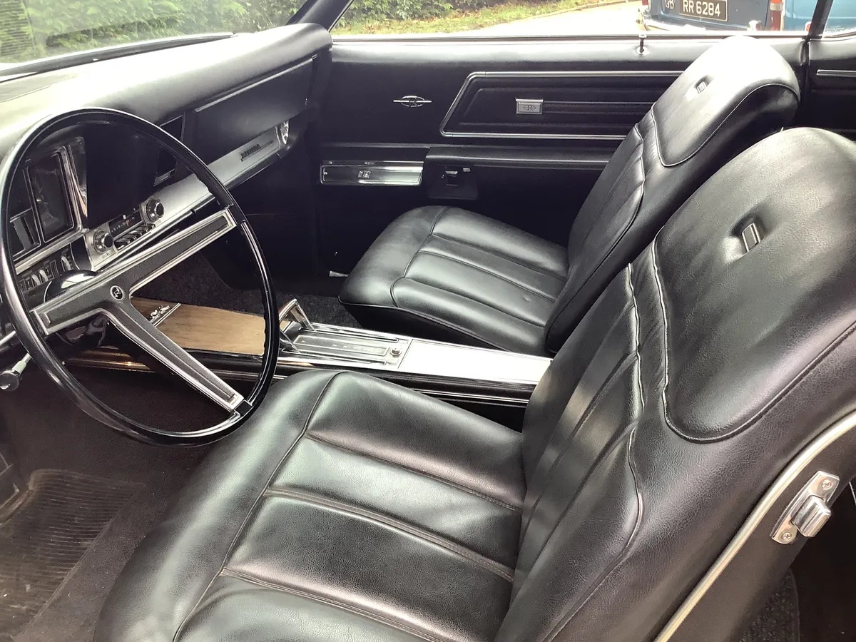 Buick-Riviera-1968-Gold-Black-3