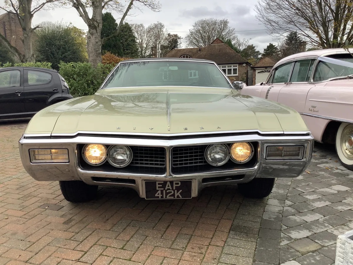 Buick-Riviera-1968-Gold-Black-5
